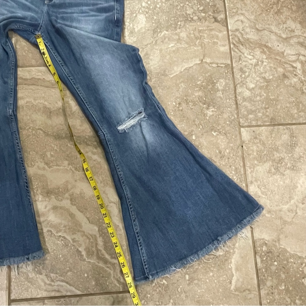 SHYANNE WOMEN'S DESTRUCTED KNEE SUPER FLARE‎ LEG JEANS SZ 30 - Picture 12 of 13